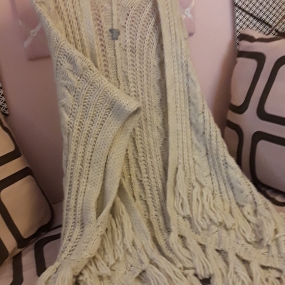 EUC Aerie Women's Chunky Knit Poncho with Tassels - Picture 3 of 8